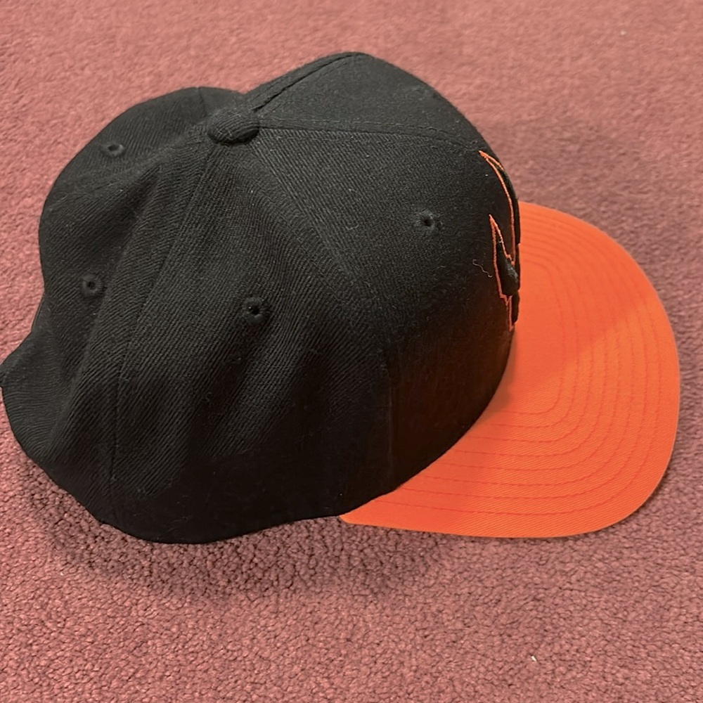 This chic Raptor hat is in mind condition. - Picture 4 of 4